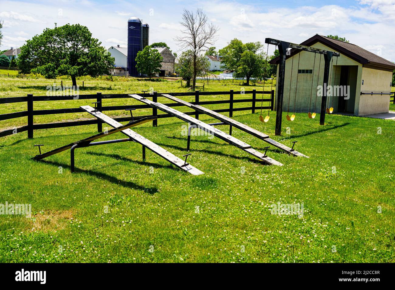 Ronks, PA, USA - 31 maggio 2021: Una tipica scuola Amish a una stanza nella contea rurale di Lancaster. Sul terreno ci sono seghe e un moderno edificio. Foto Stock