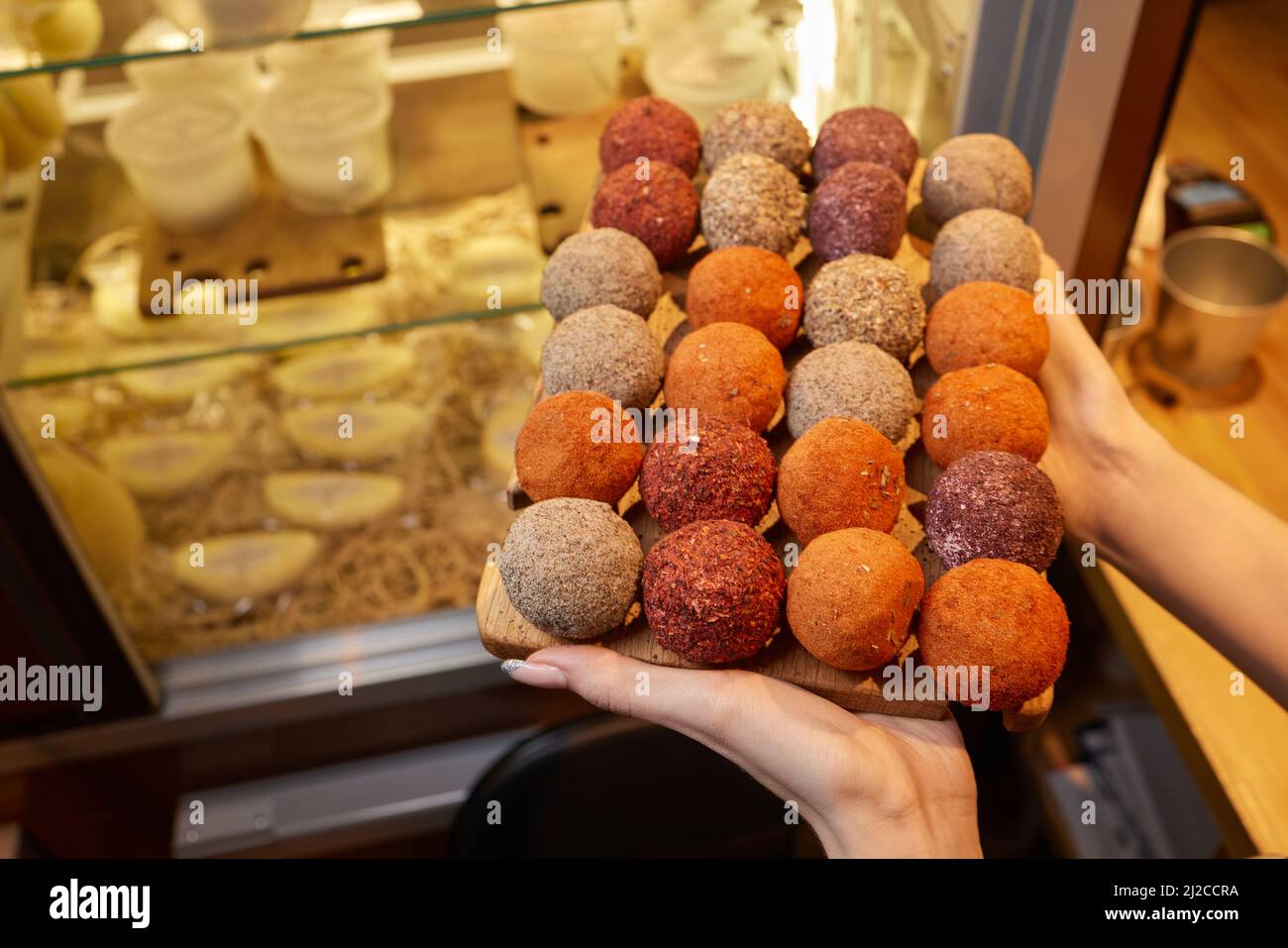 Formaggio Belper Knolle in forma di palline. Piccole palle di formaggio svizzero duro Belper Knolle. Il concetto di delicatezza del formaggio svizzero. Messa a fuoco selettiva Foto Stock