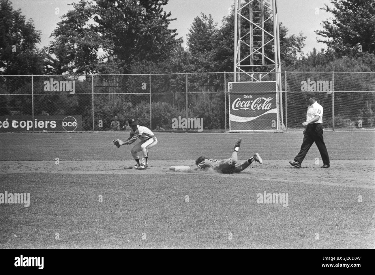 Baseball: Olanda contro Corea del Sud 0-2, Eygendaal raggiunge la seconda base ca. Luglio 4, 1976 Foto Stock