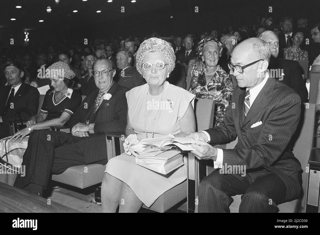 HM e Bernhard alla commemorazione della Dichiarazione di indipendenza degli Stati Uniti. Principe Bernardo, Sig.ra Gould, Regina Juliana e Ambasciatore Gould / ca. Luglio 4, 1976 Foto Stock