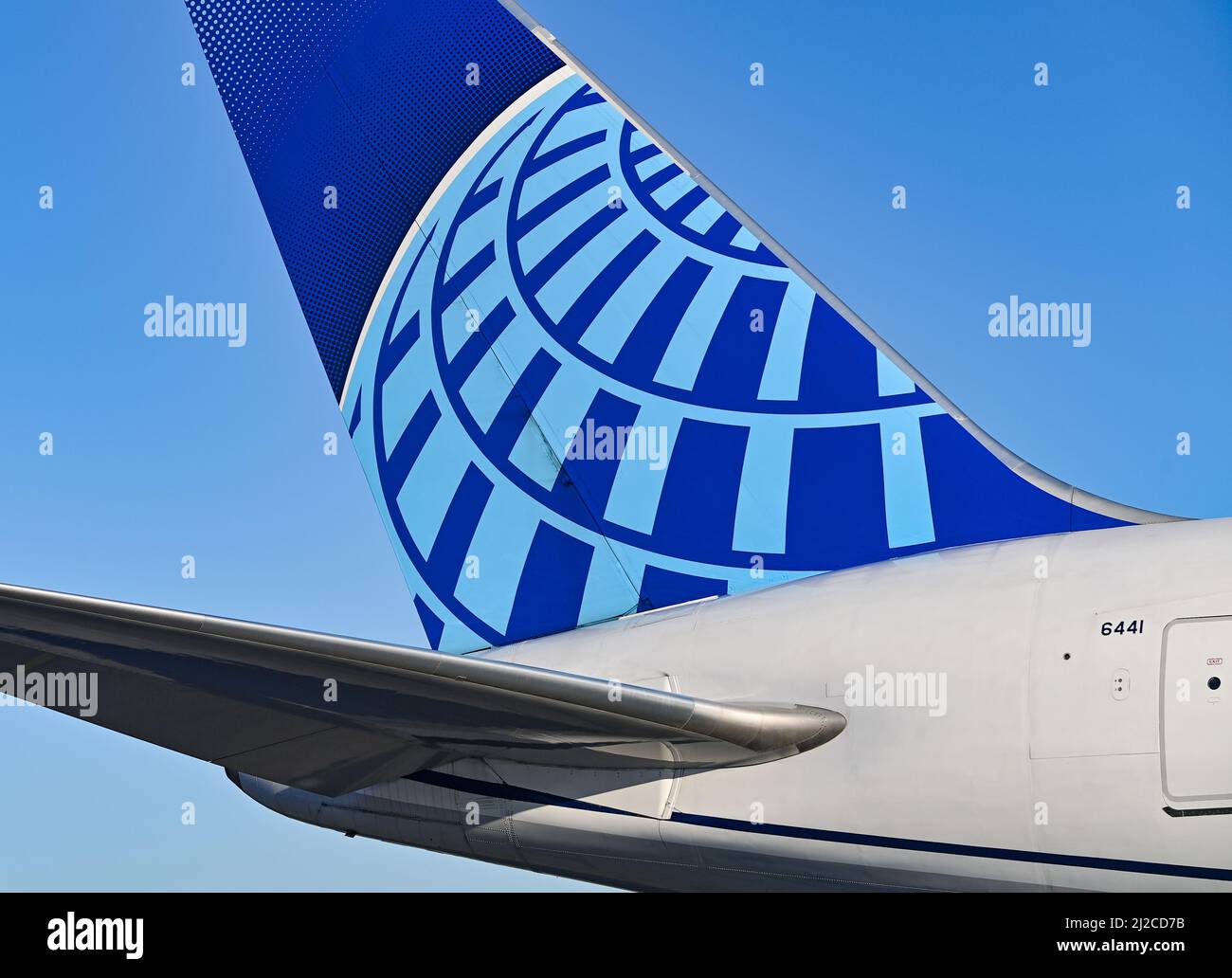 28 marzo 2022, Brandeburgo, Schönefeld: Un aereo passeggeri della United Airlines si trova all'aeroporto BER della capitale. United Airlines è una compagnia aerea di linea statunitense con sede a Chicago. Foto: Patrick Pleul/dpa-Zentralbild/ZB Foto Stock