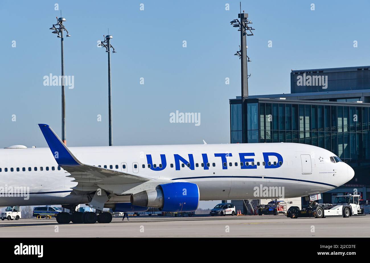 28 marzo 2022, Brandeburgo, Schönefeld: Un aereo passeggeri della United Airlines si trova all'aeroporto BER della capitale. United Airlines è una compagnia aerea di linea statunitense con sede a Chicago. Foto: Patrick Pleul/dpa-Zentralbild/ZB Foto Stock