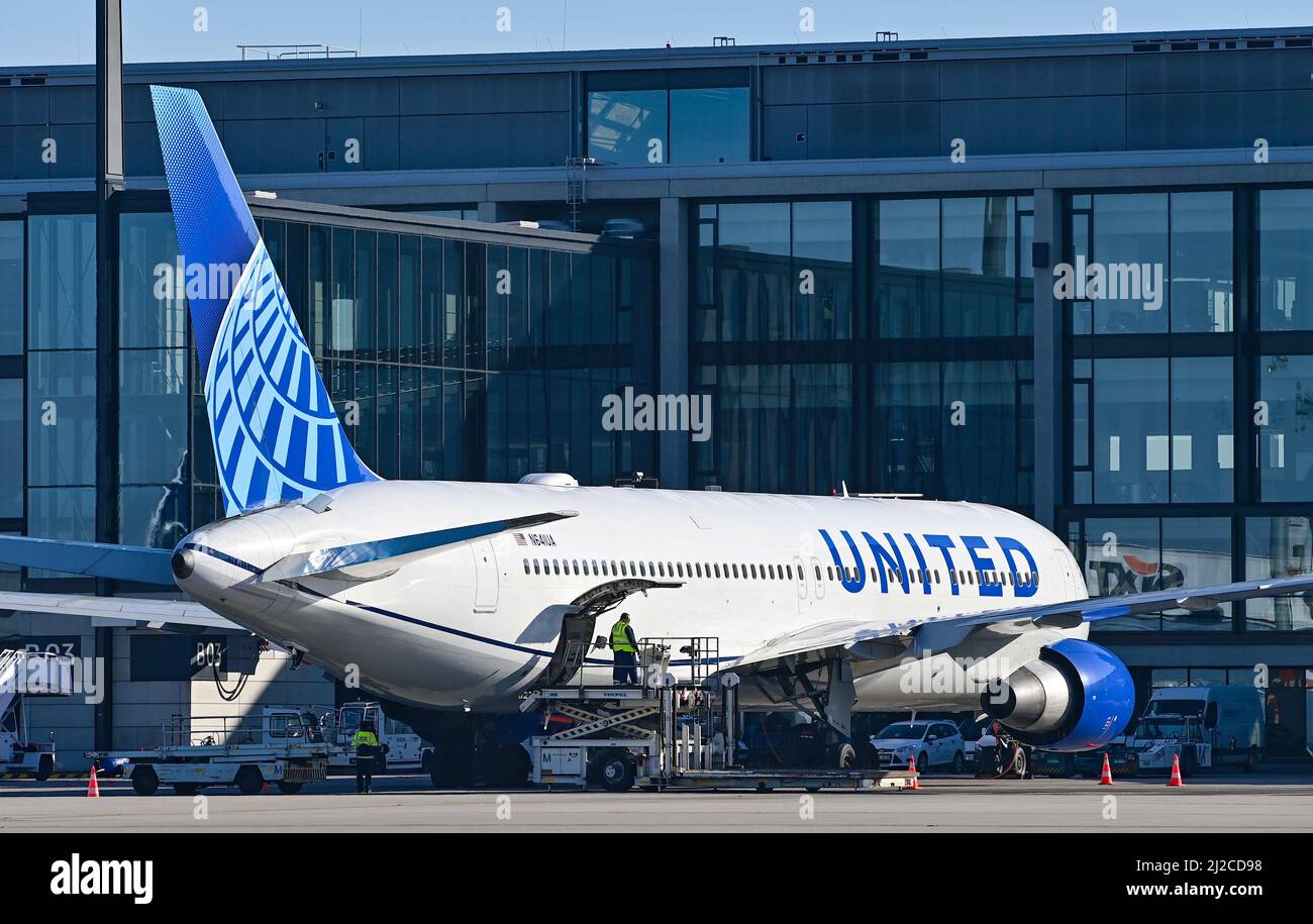 28 marzo 2022, Brandeburgo, Schönefeld: Un aereo passeggeri della United Airlines si trova all'aeroporto BER della capitale. United Airlines è una compagnia aerea di linea statunitense con sede a Chicago. Foto: Patrick Pleul/dpa-Zentralbild/ZB Foto Stock