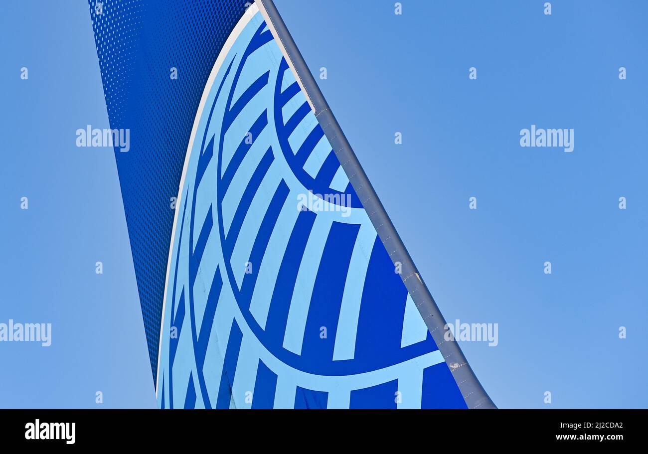 28 marzo 2022, Brandeburgo, Schönefeld: Un aereo passeggeri della United Airlines si trova all'aeroporto BER della capitale. United Airlines è una compagnia aerea di linea statunitense con sede a Chicago. Foto: Patrick Pleul/dpa-Zentralbild/ZB Foto Stock