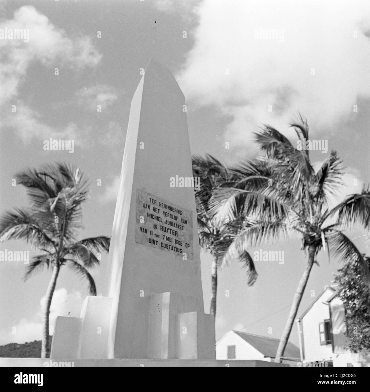 Monumento sul Forte Oranje su Sint Eustatius in memoria del soggiorno di Michiel Adriaansz de Ruyter dal 11 al 17 maggio nel 1665 ca: 26 ottobre 1955 Foto Stock