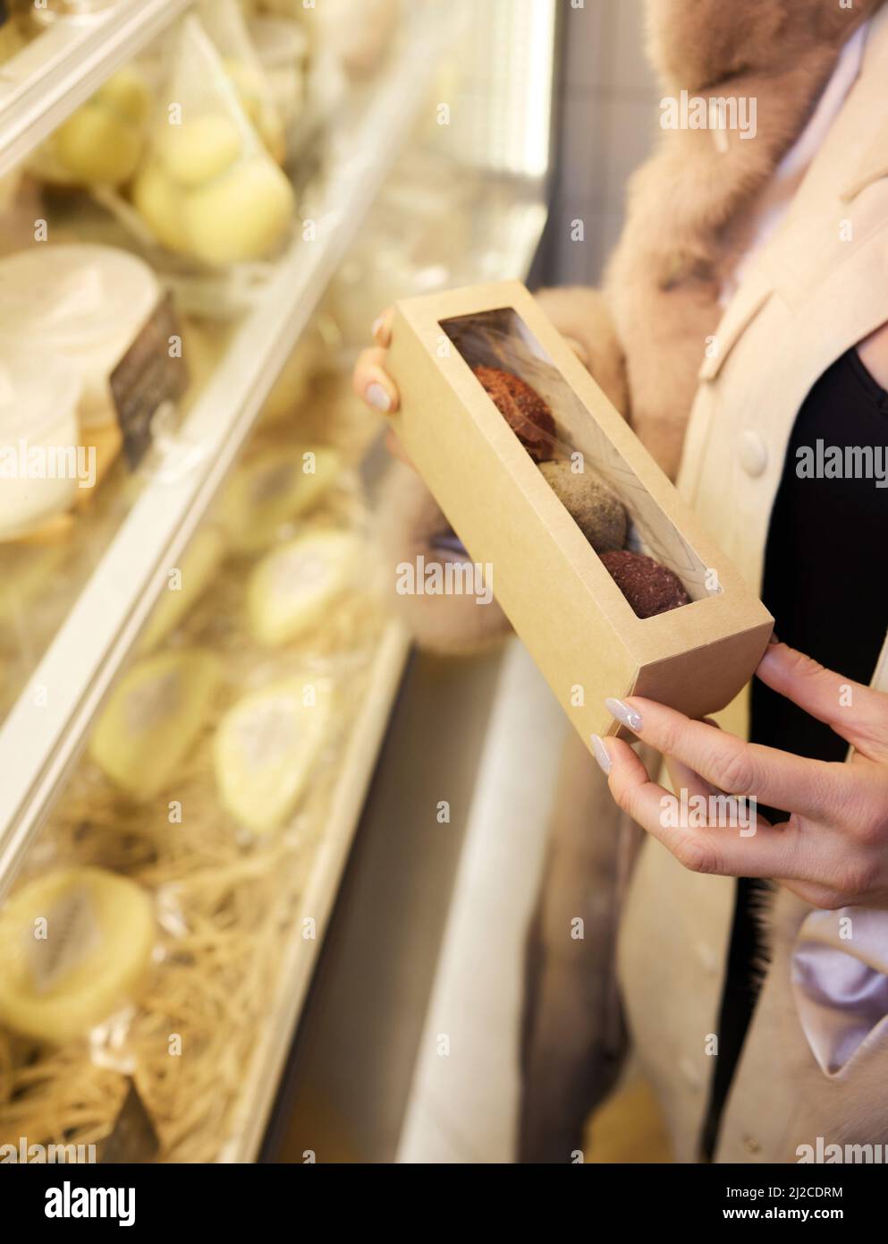 Formaggio Belper Knolle in forma di palline. Piccole palle di formaggio svizzero duro Belper Knolle. Il concetto di delicatezza del formaggio svizzero. Messa a fuoco selettiva Foto Stock