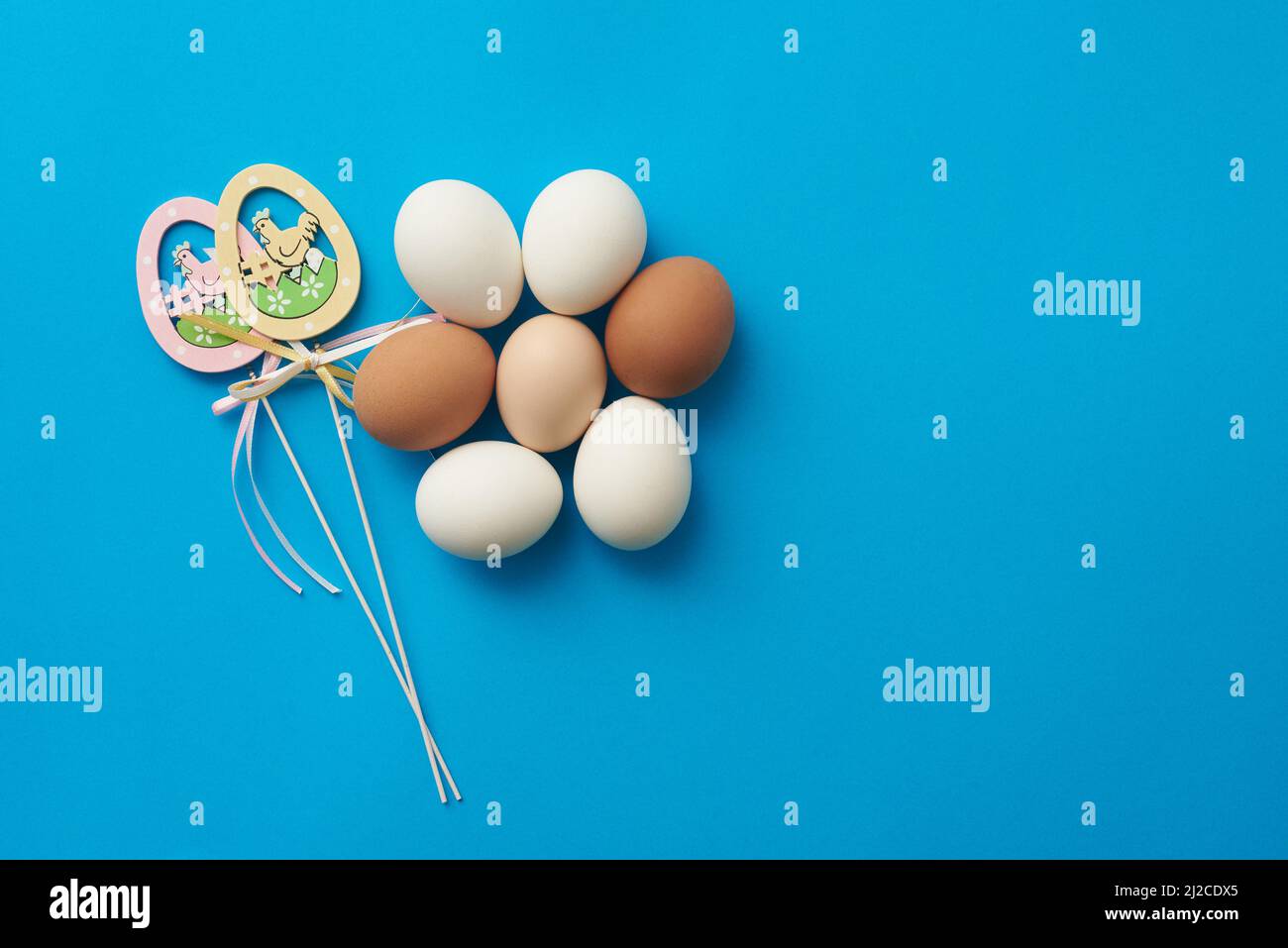 Modello a tema pasquale con uova di pollo e decorazioni Foto Stock