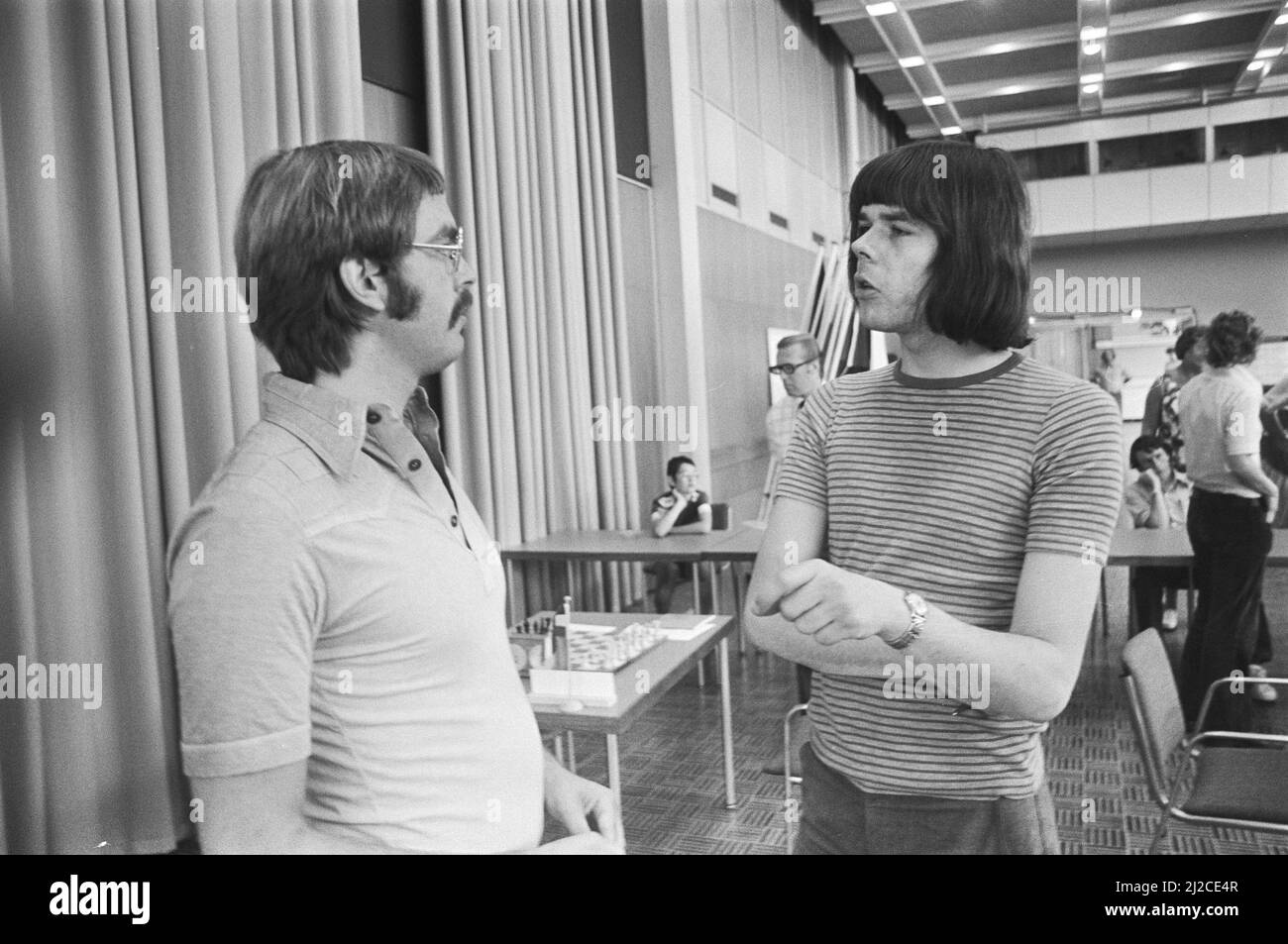 Torneo di scacchi IBM ad Amsterdam, Ligterink in conversazione con Bohm ca. 8 luglio 1976 Foto Stock