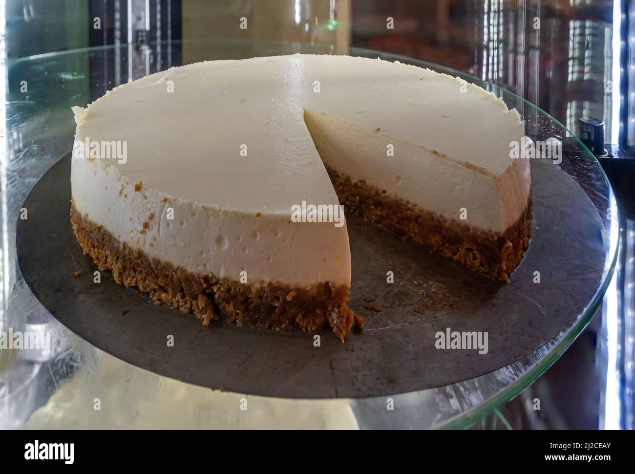 Ricetta di cottura. Cheesecake fatta in casa in un ristorante Foto Stock