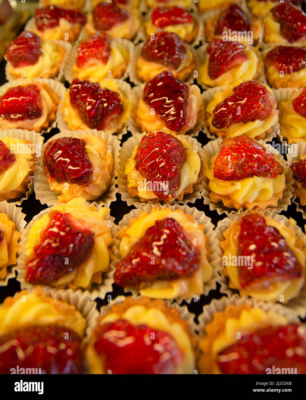 Torta alla fragola con frutta mista al cioccolato Foto Stock