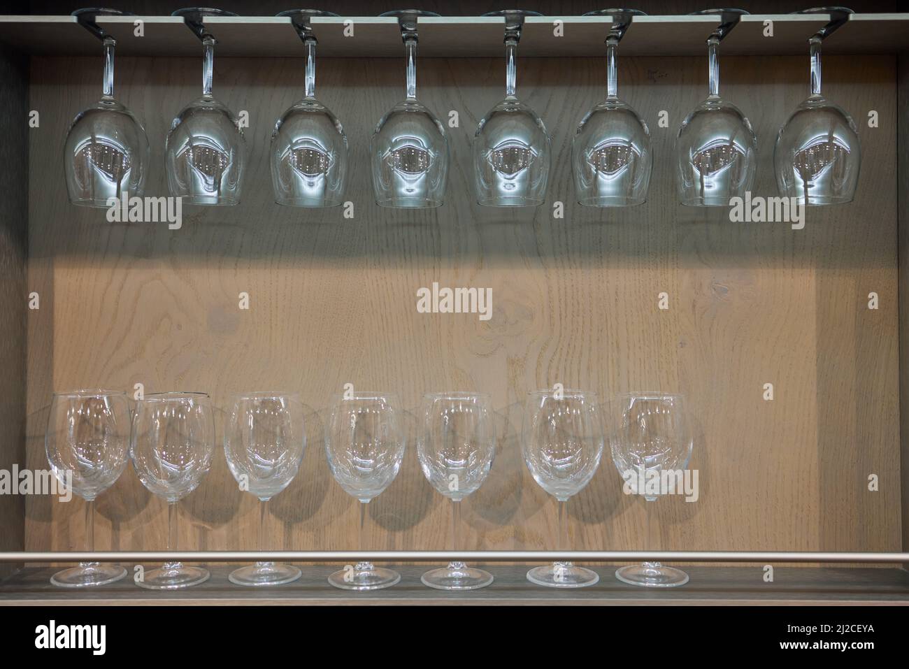 Stoccaggio delle bottiglie di vino in frigo. Scheda alcolica nel ristorante. Il raffreddamento e la conservazione del vino Foto Stock