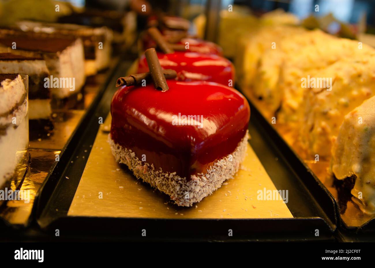 Cioccolato a forma di cuore e torta di frutta Foto Stock