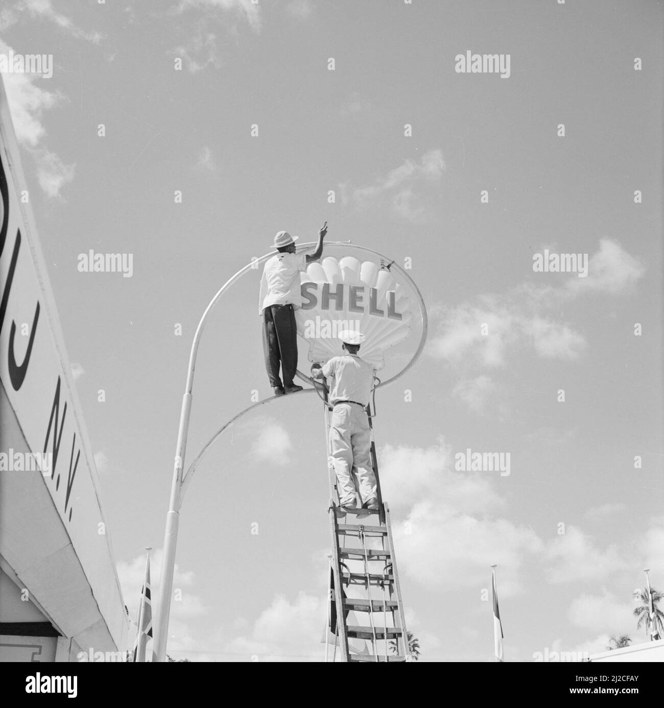 Preparativi per l'accoglienza della coppia reale ca: Ottobre 1955 Foto Stock