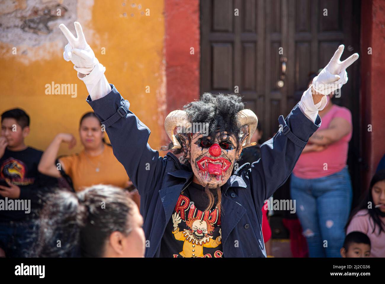 Un mostro spaventoso e clown in una sfilata, spingendo le mani nell'aria stile Richard Nixon. San Miguel de Allende, Guanajuato, Messico Foto Stock