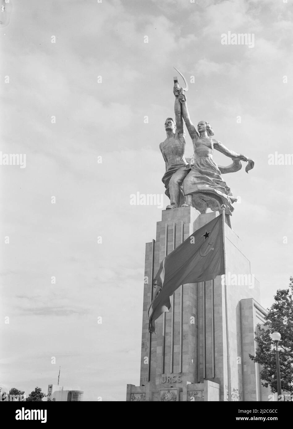 Fronte del padiglione dell'Unione Sovietica con gruppo di statue e bandiera nazionale ca: 1937 Foto Stock