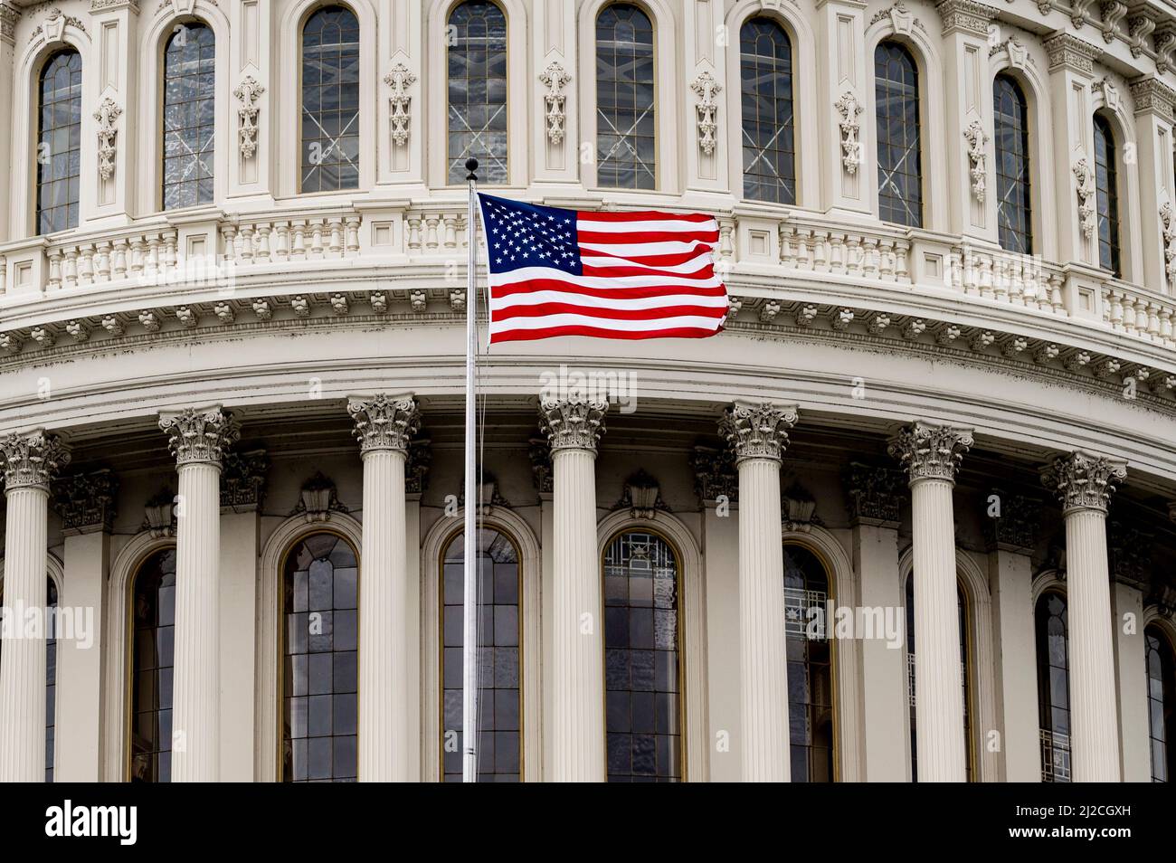 Washington, DC, Stati Uniti. 31st Mar 2022. 31 marzo 2022 - Washington, DC, Stati Uniti: Bandiera americana che vola sopra il Campidoglio degli Stati Uniti. (Credit Image: © Michael Brochstein/ZUMA Press Wire) Foto Stock