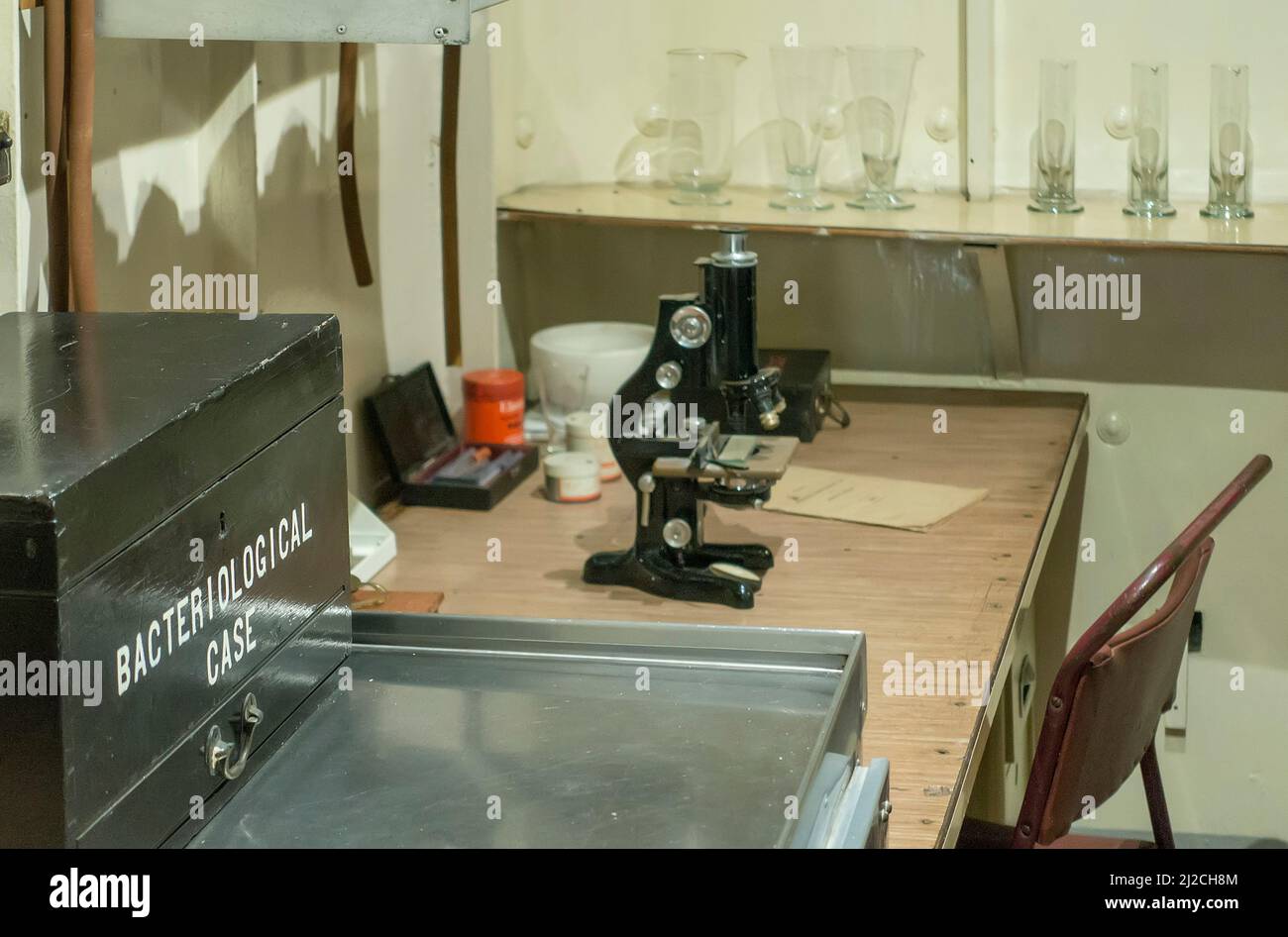 Microscopio vintage e attrezzatura batteriologica sulla nave da guerra britannica HMS Belfast Foto Stock