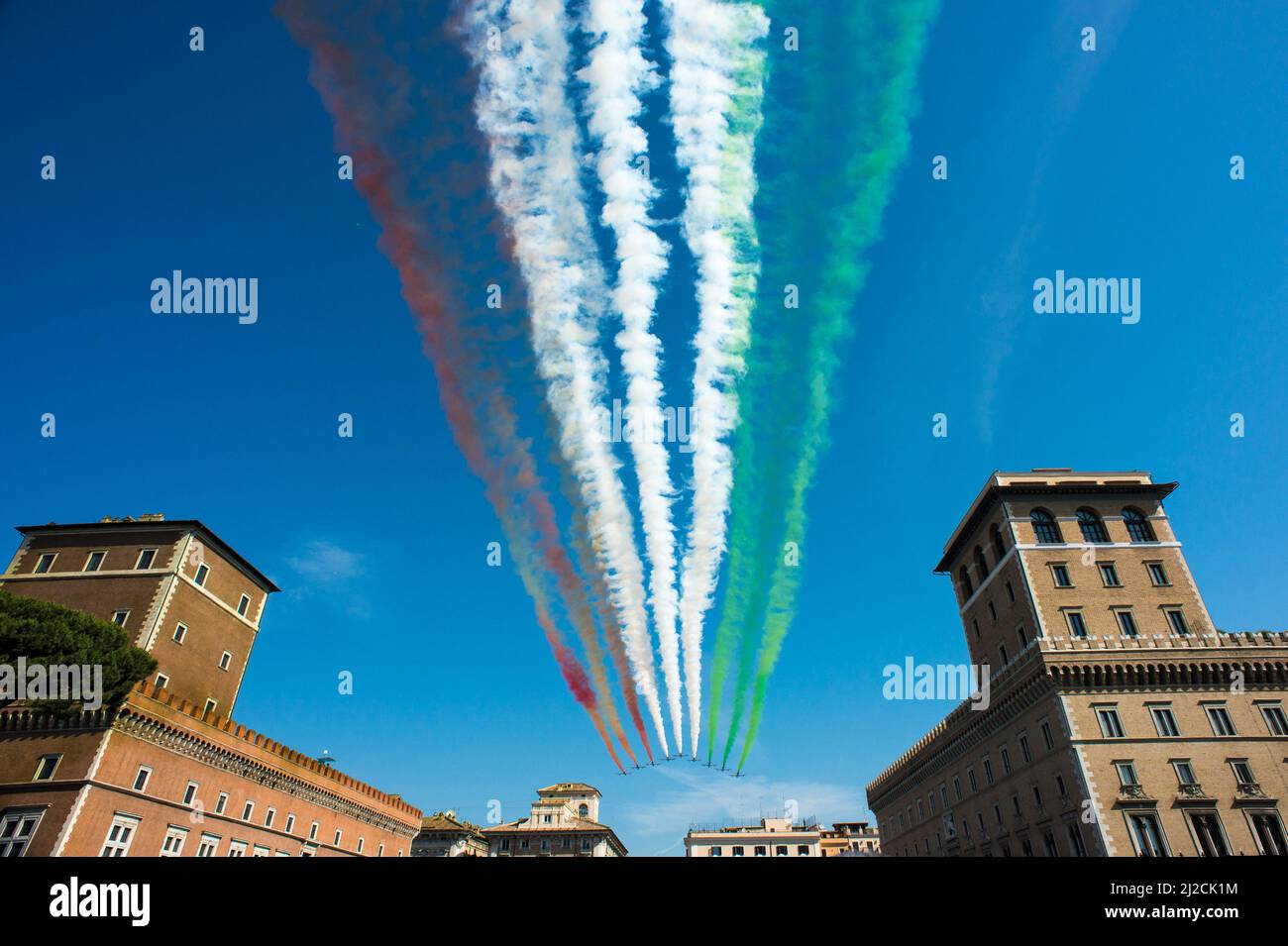 Roma, Italia 02/06/2015: I velivoli dell'unità aerobatica dell'Aeronautica militare Italiana 'Frecce Tricolori' lasciano sentieri fumosi nei colori della bandiera nazionale italiana sopra Roma, il 2 giugno 2015, nell'ambito delle cerimonie di celebrazione della Giornata della Repubblica Italiana. ©Andrea Sabbadini Foto Stock