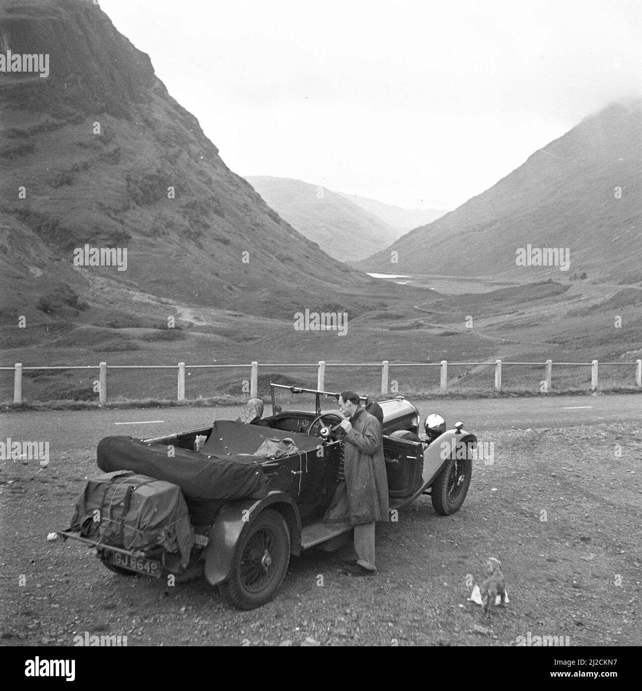Breve sosta durante il tragitto in auto: Circa 1934 Foto Stock