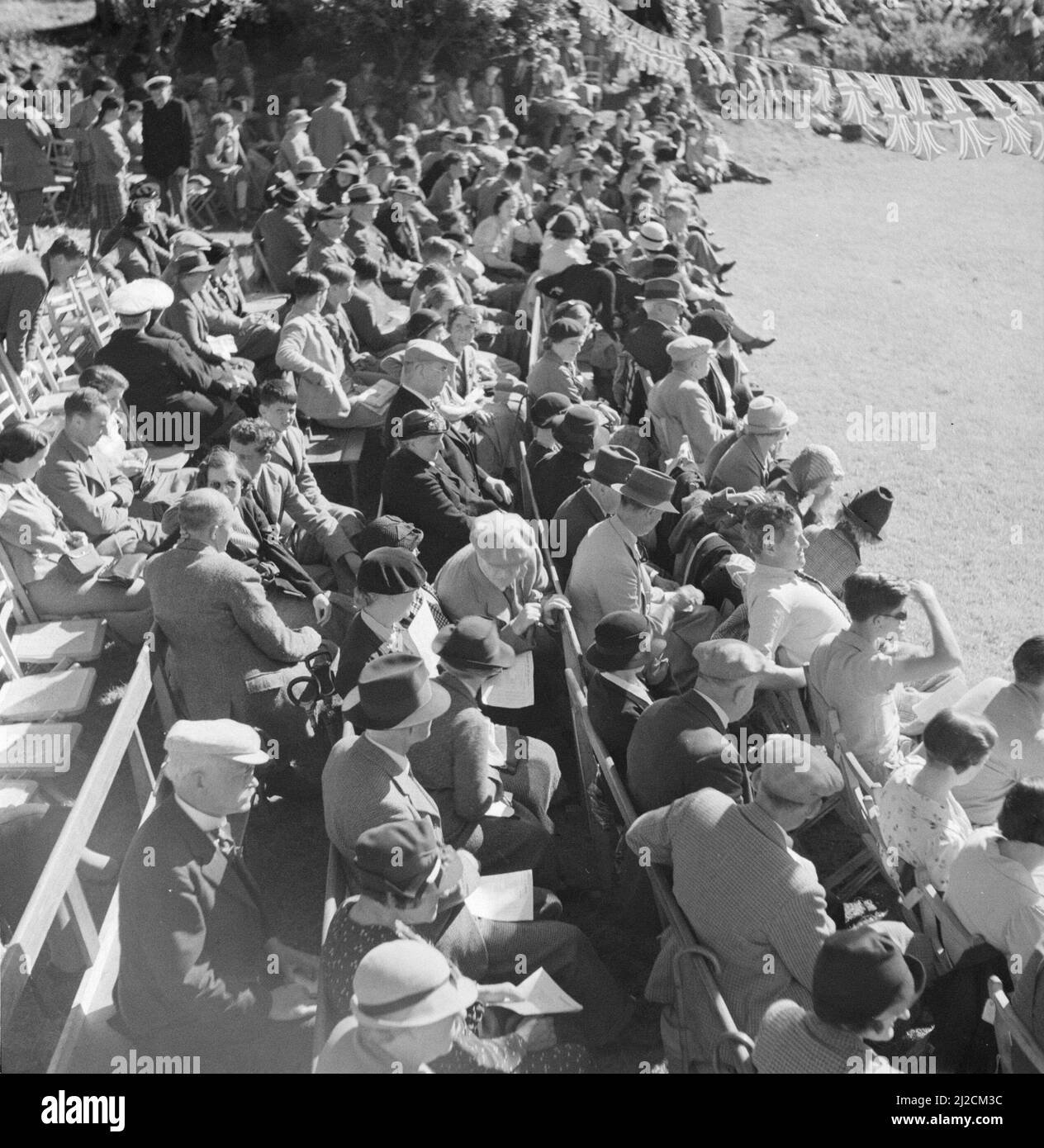 Spettatori agli Highland Games, una continuazione ottocentesca dei tradizionali giochi clan degli altopiani scozzesi ca: 1934 Foto Stock