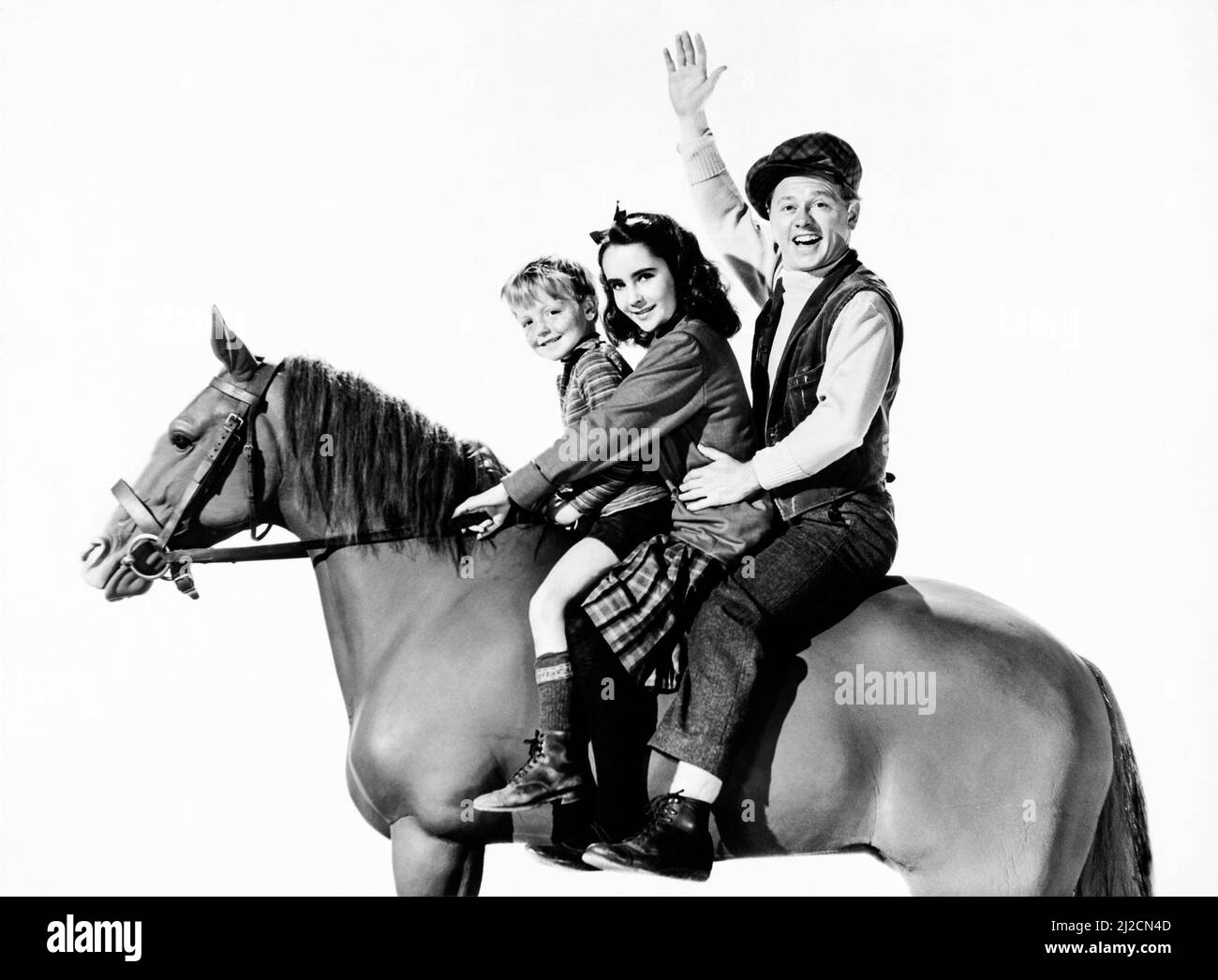 Promo Still per il film 1944 National Velvet. Da sinistra a destra, seduto su un modello di cavallo: Jackie 'Butch' Jenkins, Elizabeth Taylor, e Mickey Rooney Foto Stock