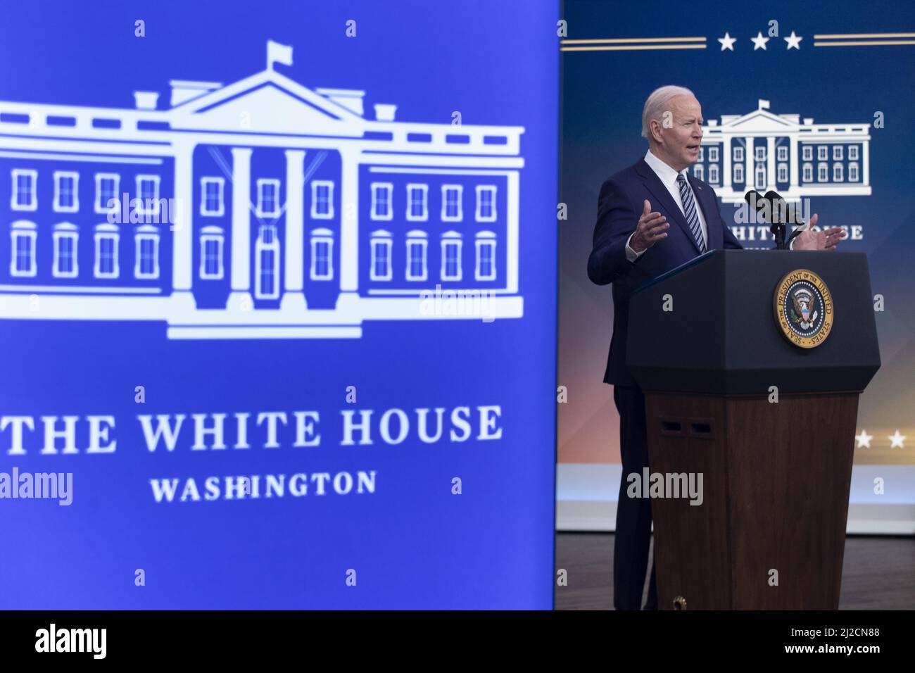 Washington, Stati Uniti. 31st Mar 2022. Il presidente DEGLI STATI UNITI Joe Biden ha espresso commenti sui prezzi del gas nell'edificio Eisenhower Executive Office Building del White House Complex di Washington, DC giovedì 31 marzo 2022. Biden ha annunciato un rilascio storico della riserva petrolifera, fino a 180 milioni di barili. Biden ha citato Putin e l’invasione russa dell’Ucraina come causa dell’aumento dei prezzi del petrolio. Foto di Michael Reynolds/UPI Credit: UPI/Alamy Live News Foto Stock