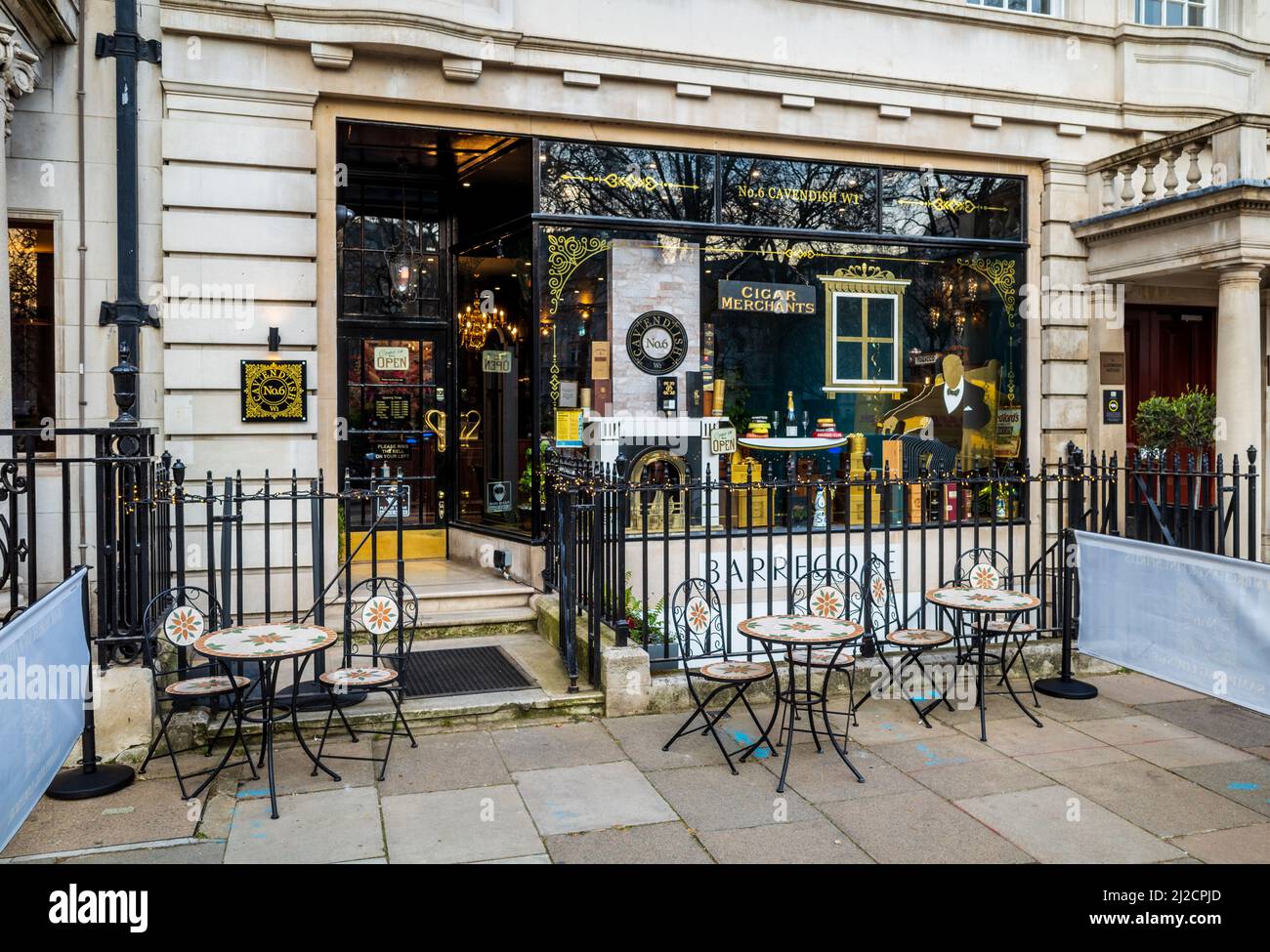 No.6 Cavendish Cigar Merchants - No.6 Cavendish Cigar Store al 6 Cavendish Square London si descrive come il miglior Cigar Shop di Londra. Foto Stock