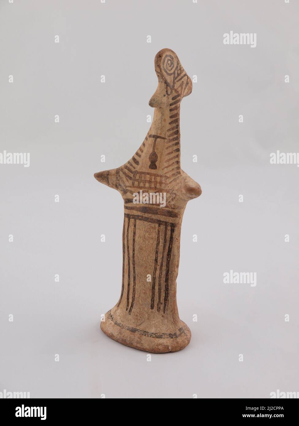 Questa scultura in terracotta è stata realizzata in argilla abbondante localmente a Boeotia, situata a nord-ovest di Atene. La donna in piedi indossa un headdress alto e una collana dipinta con un pendente di melograno, che suggerisce che raffigura Demetra o Persefone, le dee del raccolto e la fertilità agricola, rispettivamente. Statuette come questa sono state create in gran numero, probabilmente come doni agli dei o per essere poste in tombe. Foto Stock
