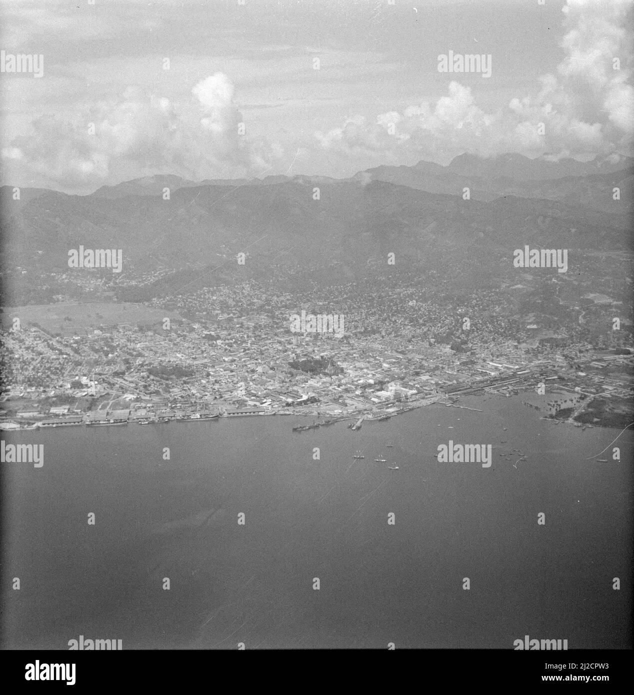 Porto di Spagna su Trinidad visto da un aereo ca. Ottobre 1, 1955 Foto Stock