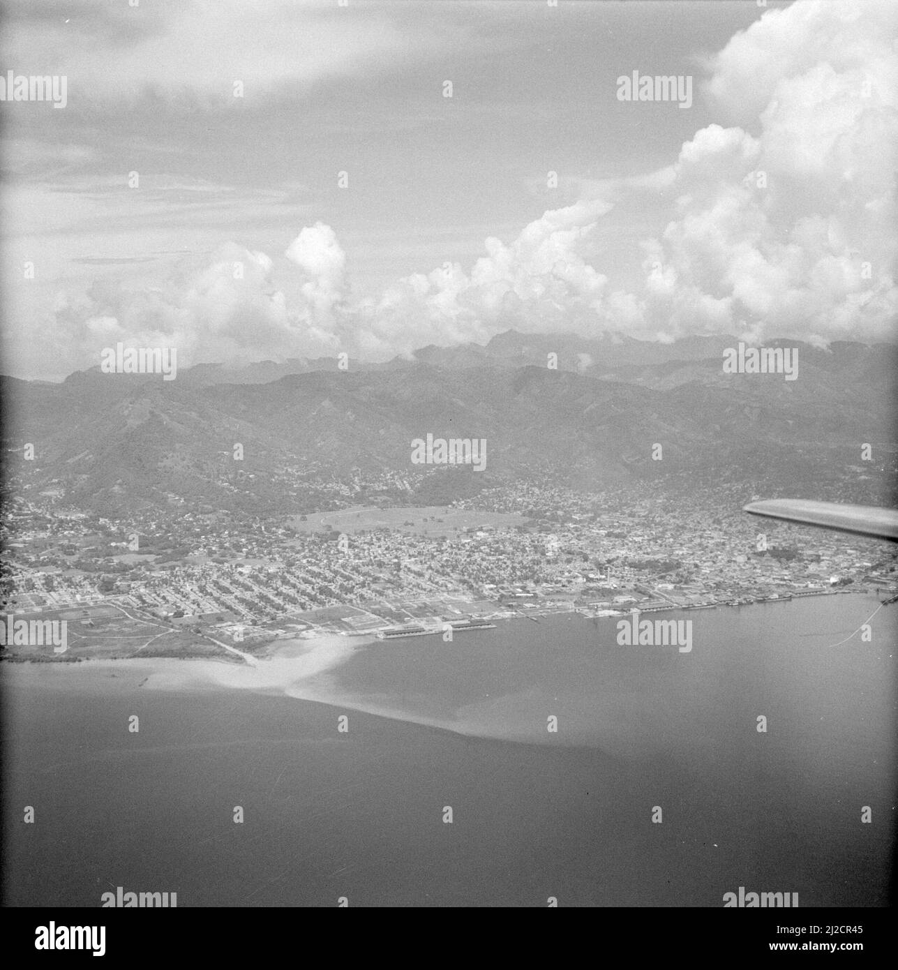 Porto di Spagna su Trinidad visto da un aereo ca. Ottobre 1, 1955 Foto Stock