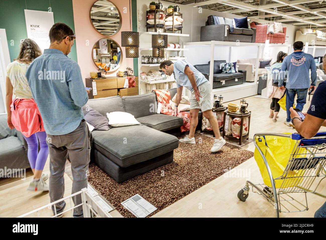 Miami Florida IKEA casa beni mobili accessori arredamento arredamento  shopping shopping shopping interno esposizione vendita coppia famiglia  cercando Foto stock - Alamy