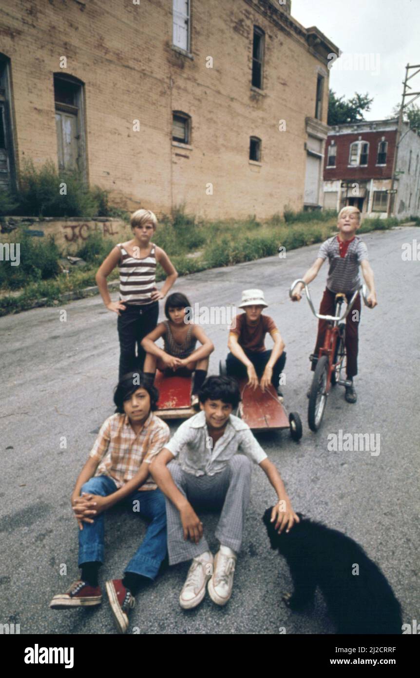 I bambini del quartiere di Mulkey Square a Kansas City posano con i loro go-cart ca. 1973 Foto Stock