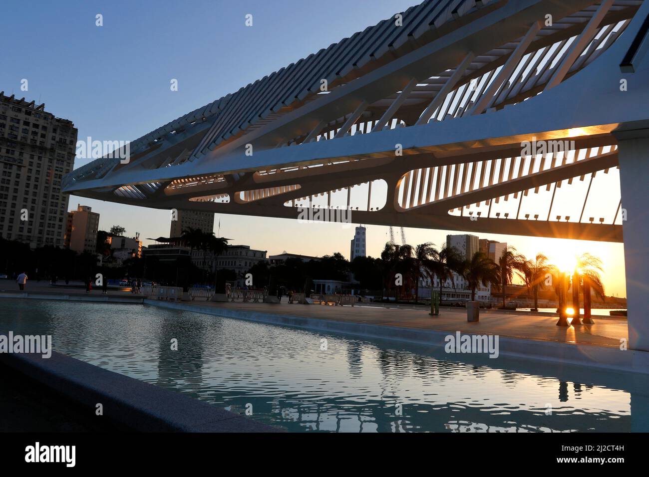Il Museo del futuro, progettato dall'architetto spagnolo Santiago Calatrava, in Piazza Maua, è una popolare attrazione turistica. Foto Stock
