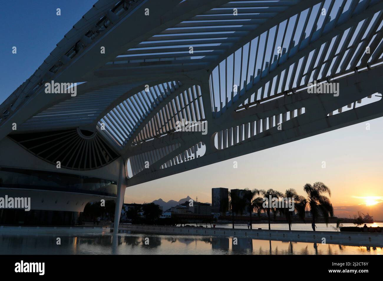 Il Museo del futuro, progettato dall'architetto spagnolo Santiago Calatrava, in Piazza Maua, è una popolare attrazione turistica. Foto Stock
