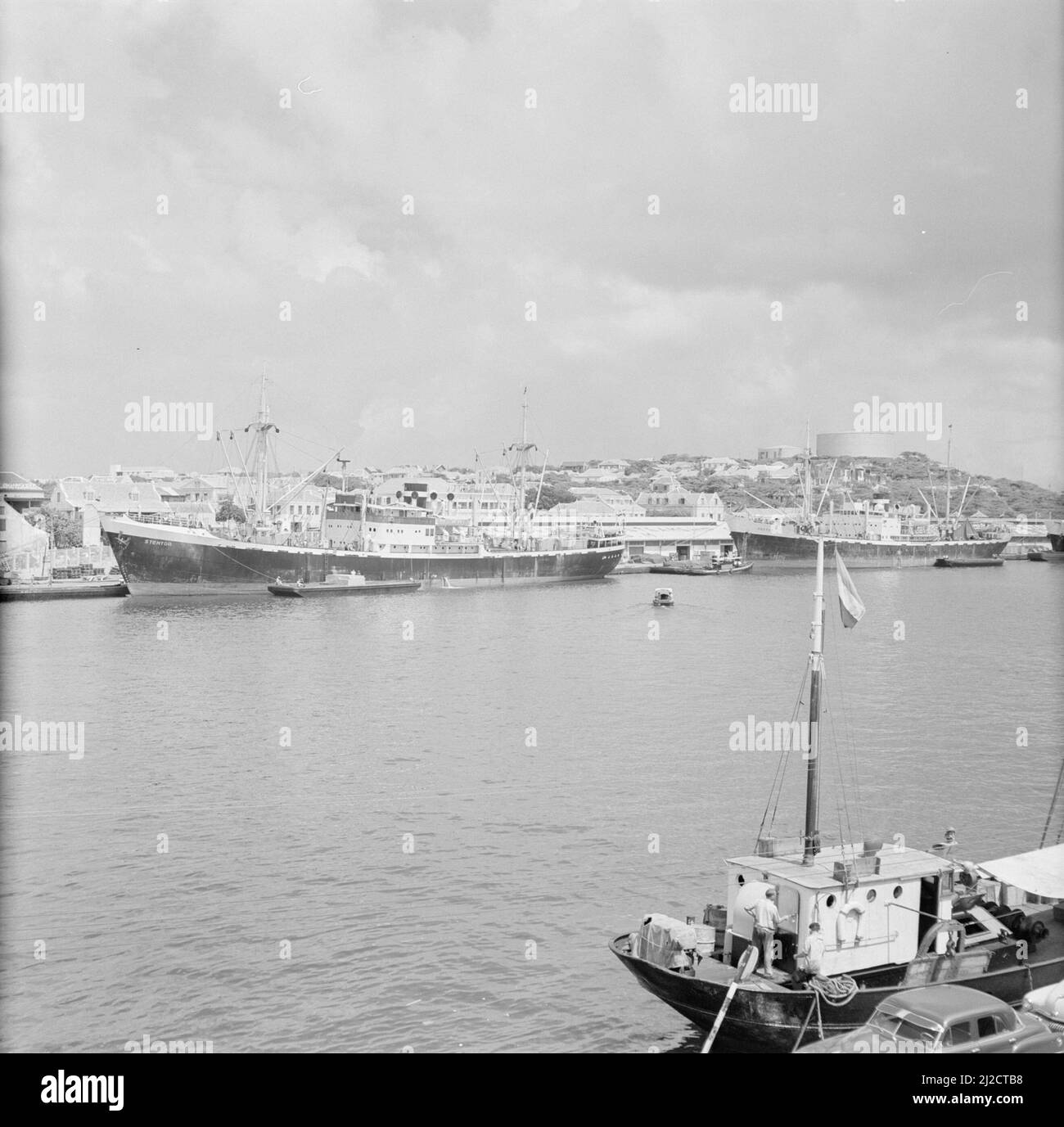 Il porto di Willemstad visto dalla Handelskade ca. Ottobre 1955 Foto Stock
