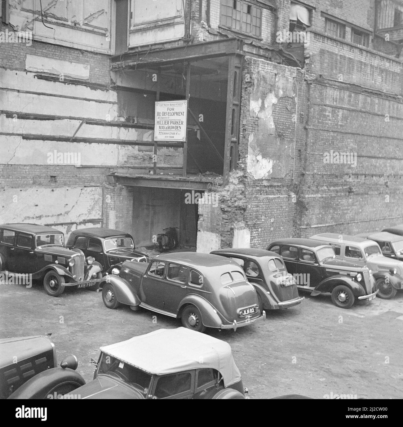 Parcheggio tra case distrutte ca: 1947 Foto Stock