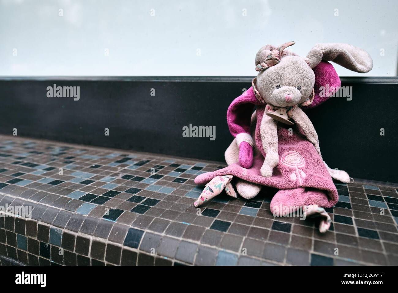 Abbandonato peluche giocattolo in strada, Rennes, Francia Foto Stock