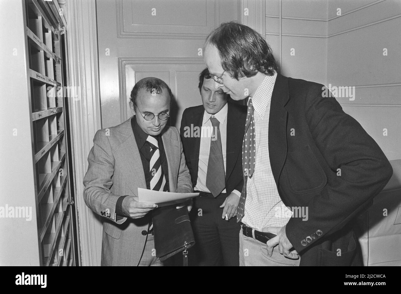 Dichiarazione in Haarlem in relazione a Bloemenhove, da sinistra a destra: A. van De Bergh , assistente di Laus , dopo il verdetto del 2 giugno 1976 Foto Stock