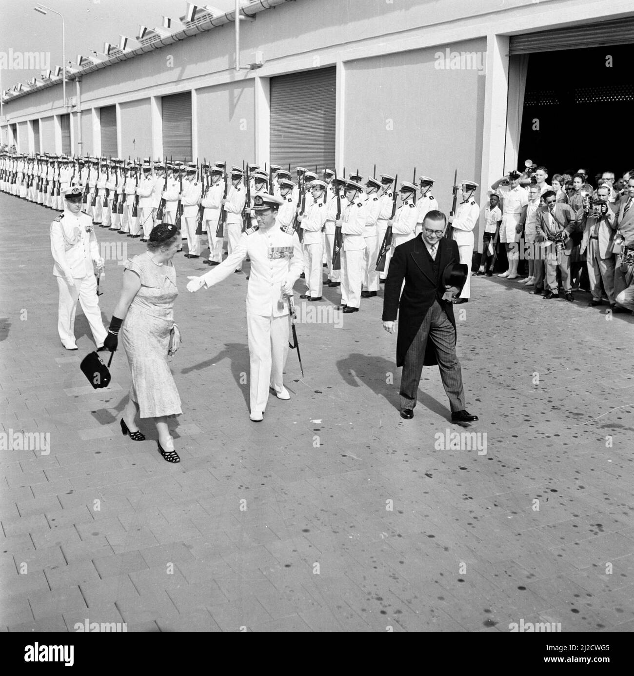 La coppia reale sulla banchina del porto di Willemstad. Destra Efrain Jonckheer, primo ministro delle Antille olandesi ca: 18 ottobre 1955 Foto Stock