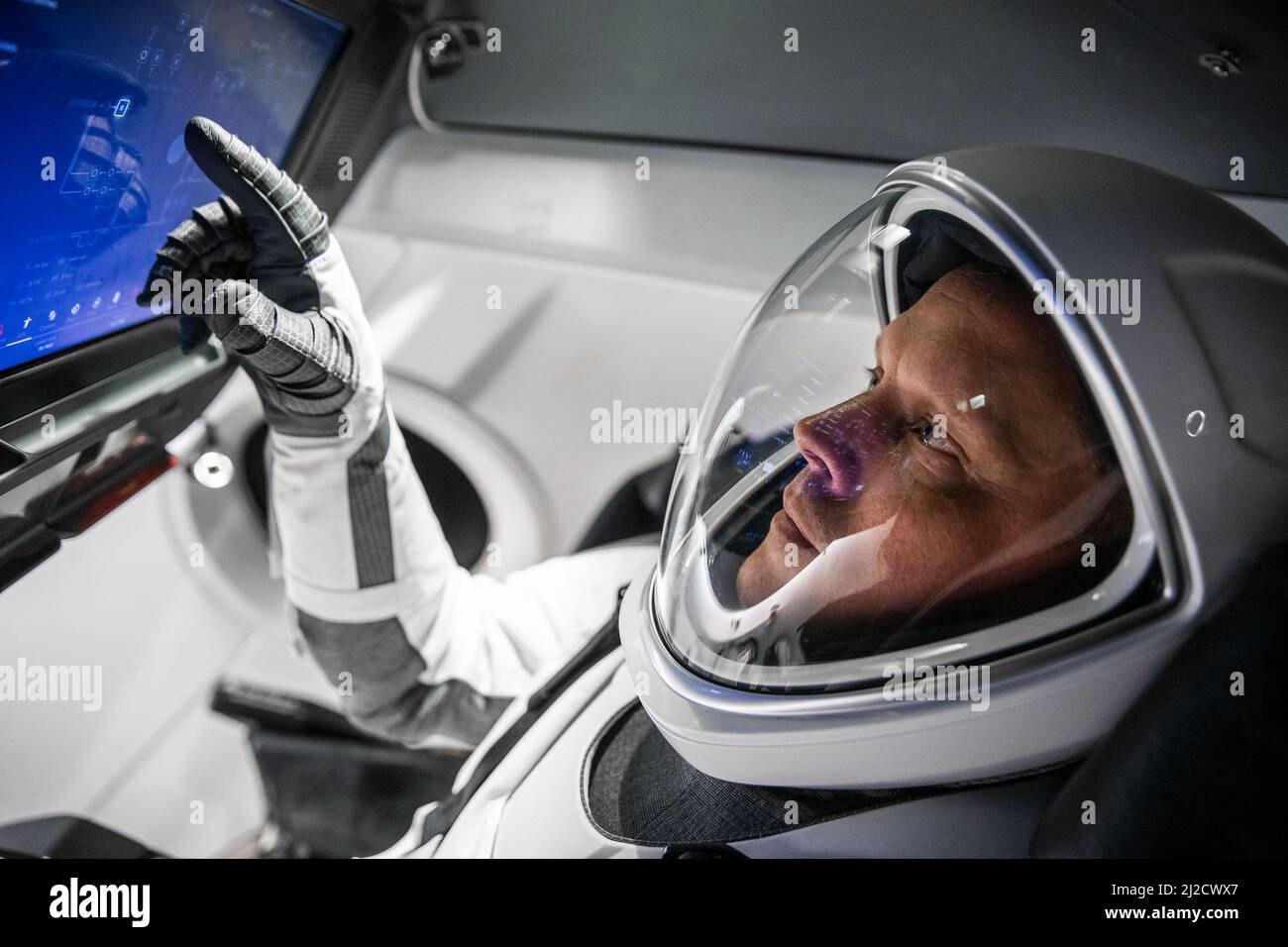 31 marzo 2022, Hawthorne, California, USA: Astronauta della NASA e pilota di SpaceX Crew-4 BOB HINES durante una sessione di addestramento all'interno di un beffardo del veicolo del drago di Crew presso la sede SpaceX. Un paio di conferenze stampa oggi 31st marzo presso il Johnson Space Center della NASA evidenzieranno la prossima missione SpaceX Crew-4 dell'agenzia. La missione sarà l'ultimo volo di rotazione dell'equipaggio della NASA che coinvolgerà un veicolo spaziale commerciale statunitense che trasporta astronauti. Il lancio del razzo Falcon 9 che porta la capsula di Crew Dragon è previsto per aprile a partire dal Launch Complex 39A al Kennedy Space Center. NELLA FOTO: Febbraio 2022. (Credi Foto Stock