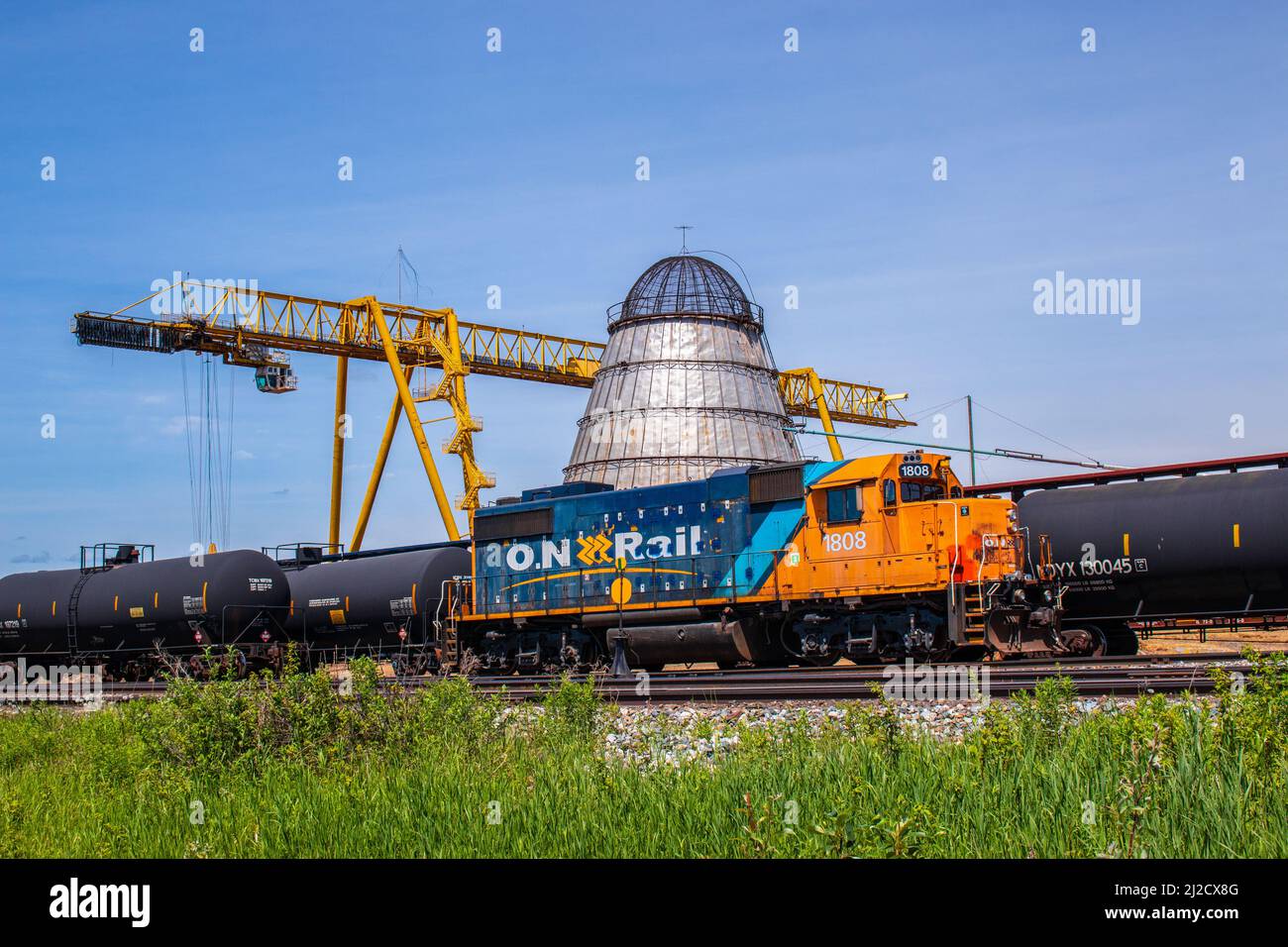 La carrozza del carro armato di Ontario Rail sta aspettando i relativi carichi nel distretto di Cochrance nell'Ontario settentrionale, Canada. Foto Stock