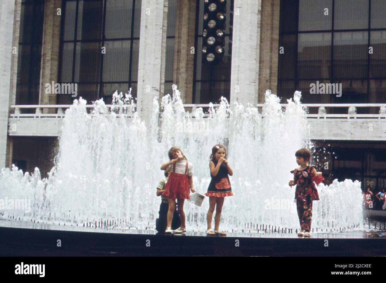 Lincoln Center Plaza è racchiuso da due teatri, un teatro lirico e una sala concerti ca. 1973 Foto Stock