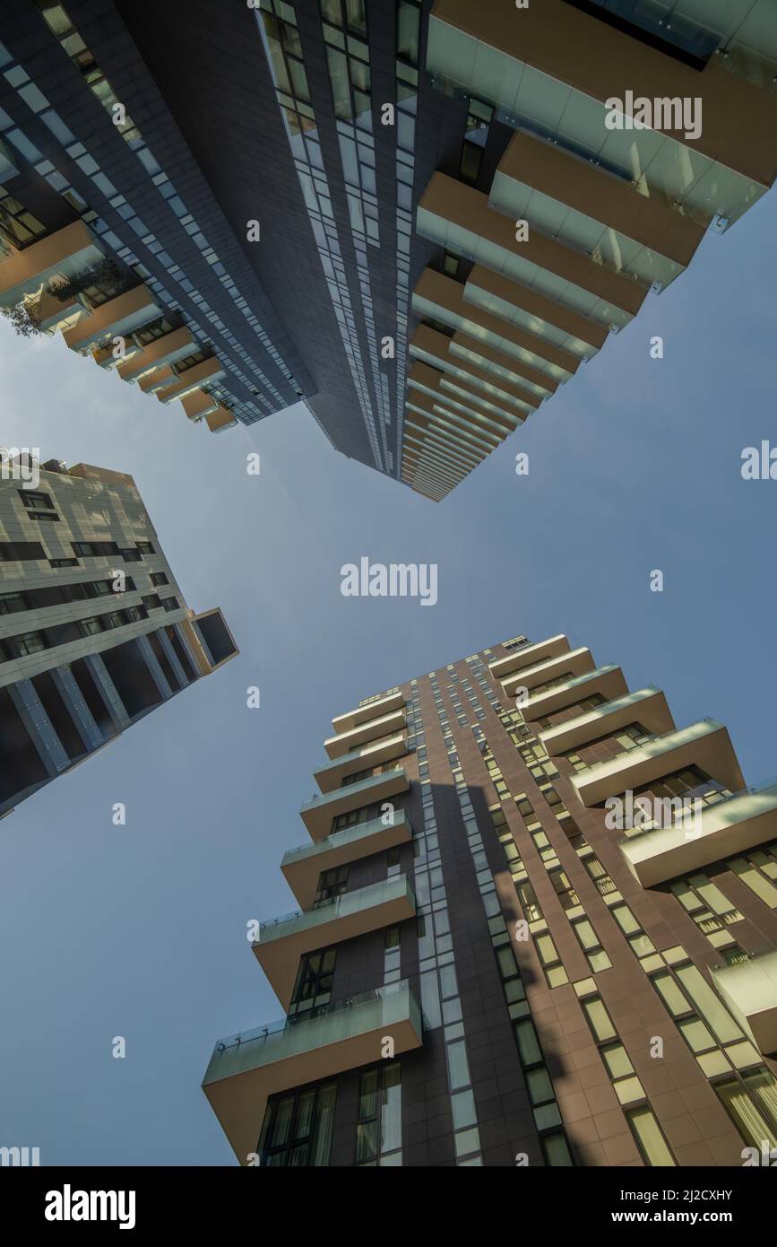 Milano Italia 2 marzo 2022: I grattacieli di Milano visti dal basso Foto Stock