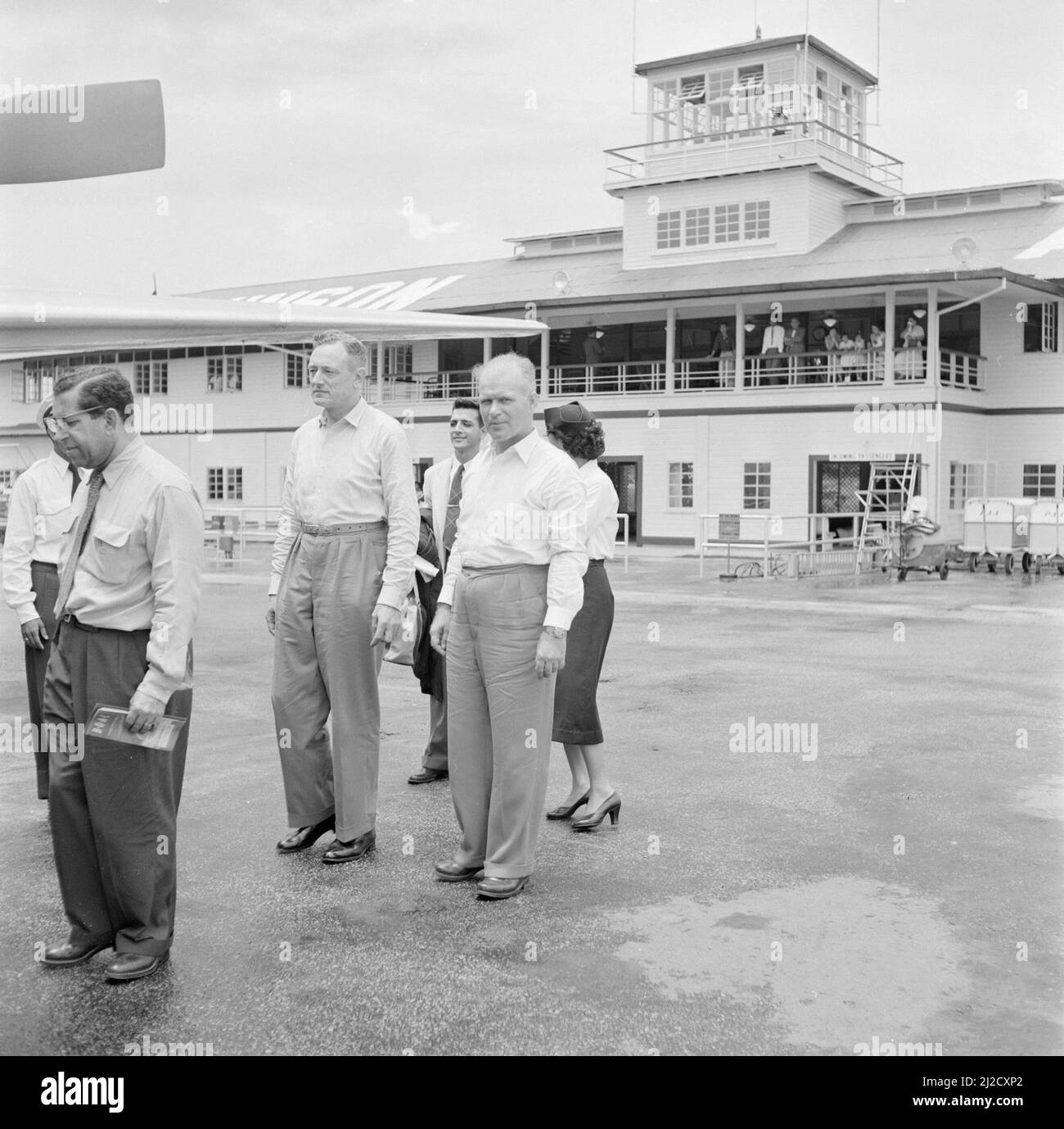Porto di Spagna Piarco aeroporto di Trinidad. Di fronte a sinistra Albert Helman ca. Ottobre 1, 1955 Foto Stock
