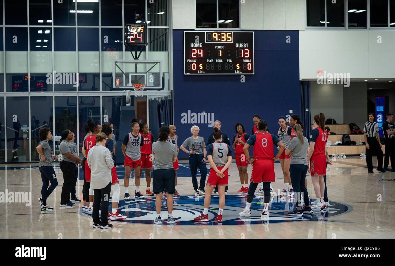 Minneapolis, Stati Uniti. 30th Mar 2022. La squadra nazionale degli Stati Uniti durante una pratica a Minneapolis il mercoledì 30 marzo 2022. La squadra nazionale degli Stati Uniti e la vettura del capo del Minnesota Lynx Cheryl Reeve sta conducendo un campo di addestramento della squadra nazionale delle donne ai tribunali a Mayo Clinic Square. (Foto di Jerry Holt/Minneapolis Star Tribune/TNS/Sipa USA) Credit: Sipa USA/Alamy Live News Foto Stock