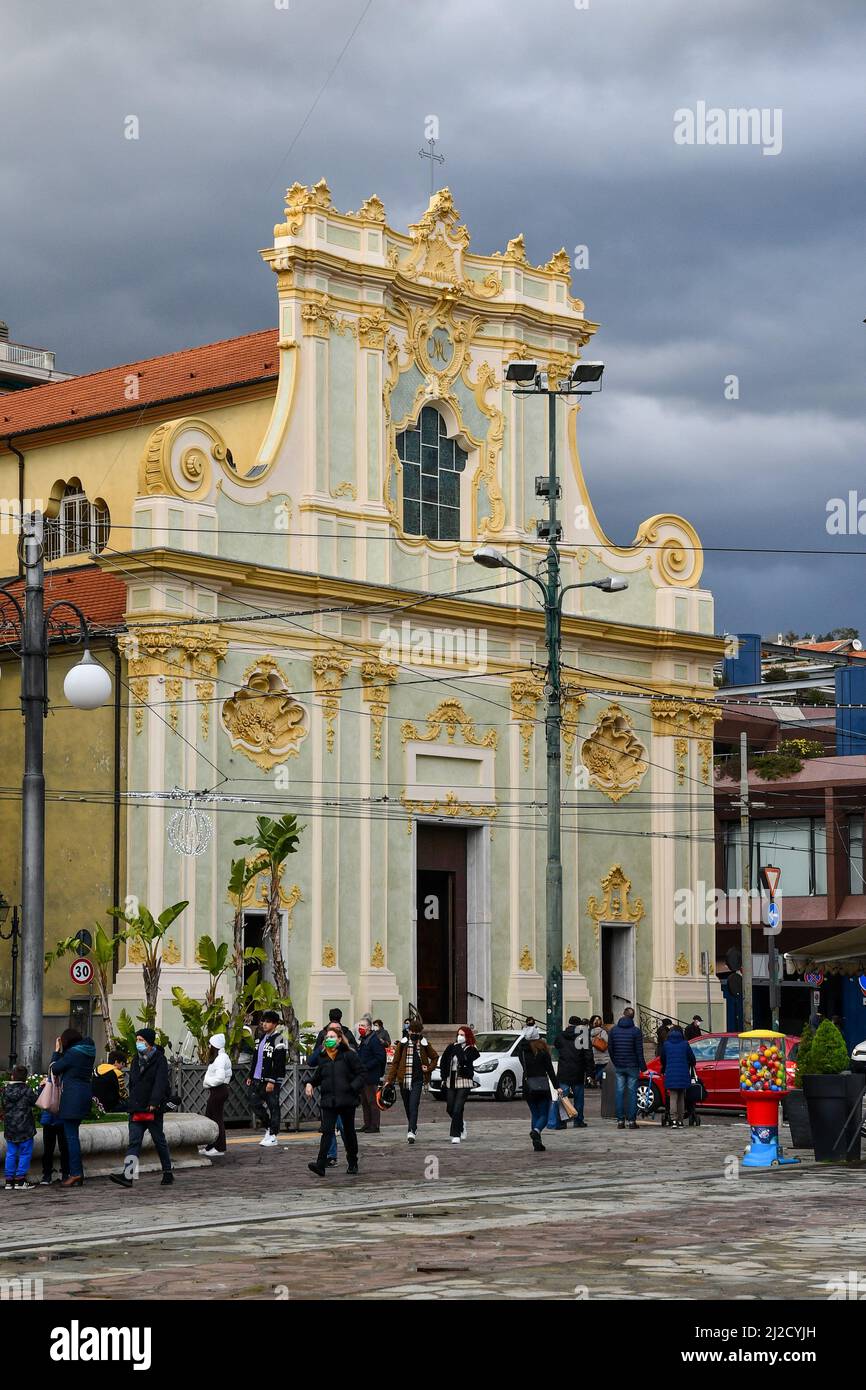 Facciata barocca della Chiesa di Santa Maria degli Angeli (15-18th secoli) nel centro di Sanremo con gente a piedi, Imperia, Liguria, Italia Foto Stock