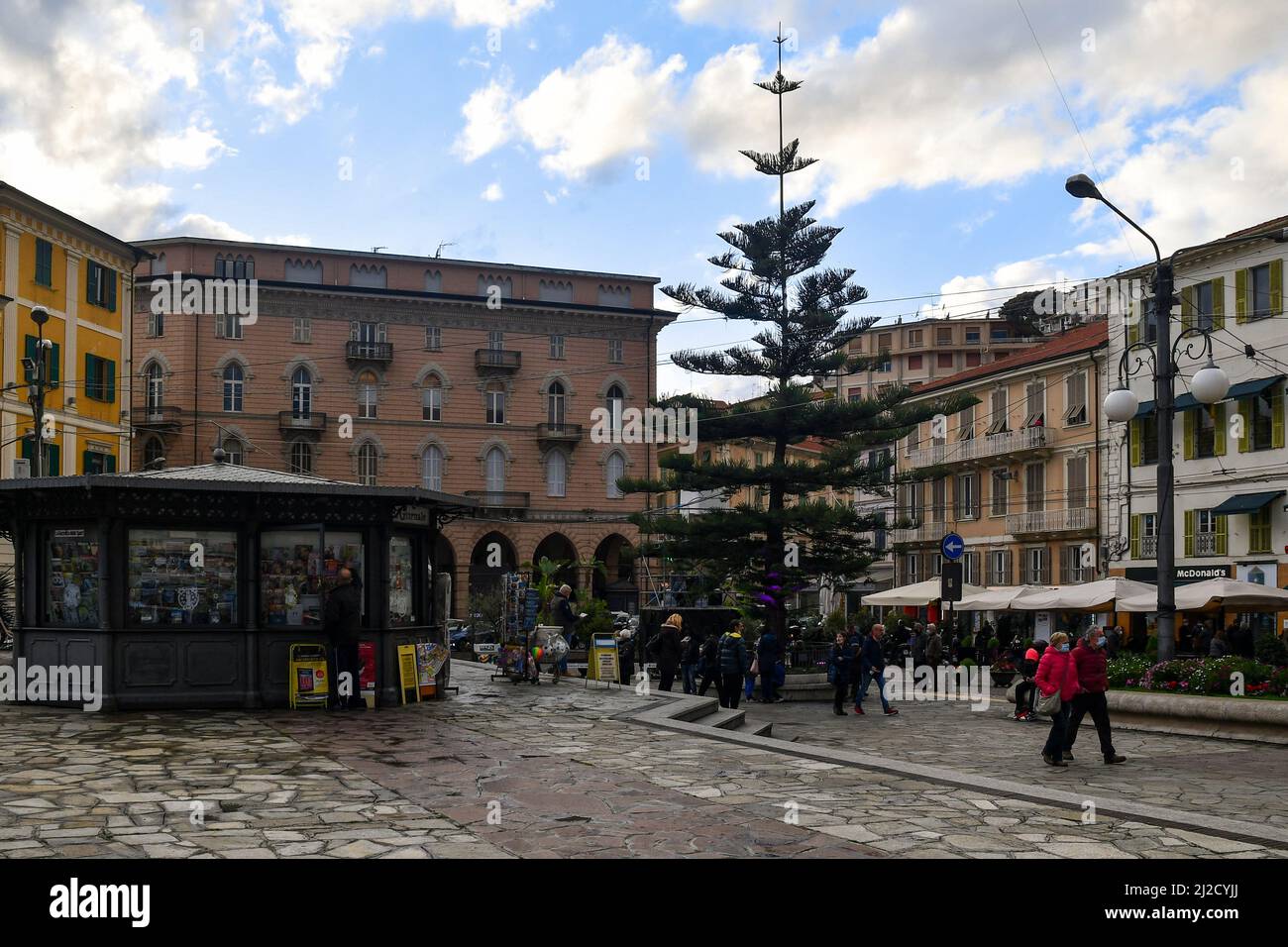 Vista su Piazza Cristoforo Colombo, una delle piazze principali della cosiddetta "Città dei Fiori", Sanremo, Imperia, Liguria, Italia Foto Stock