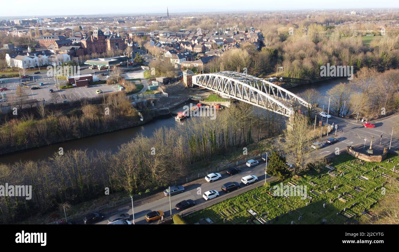 Una vista aerea del ponte Swing sul canale della nave Manchester a London Road, Warrington, Inghilterra Foto Stock