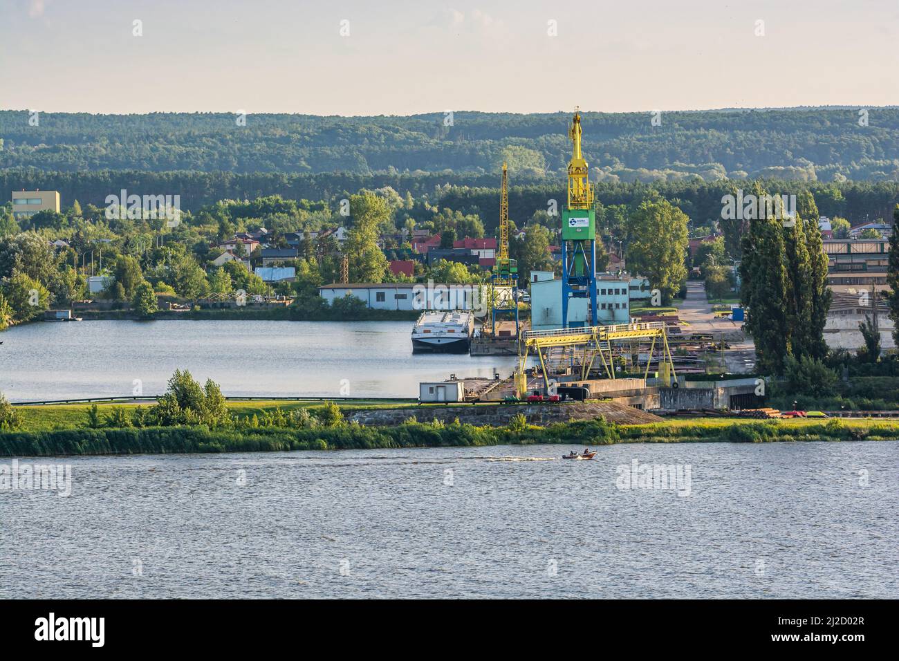 Plock, Polonia - 12 agosto 2021. Cantiere fluviale in estate Foto Stock