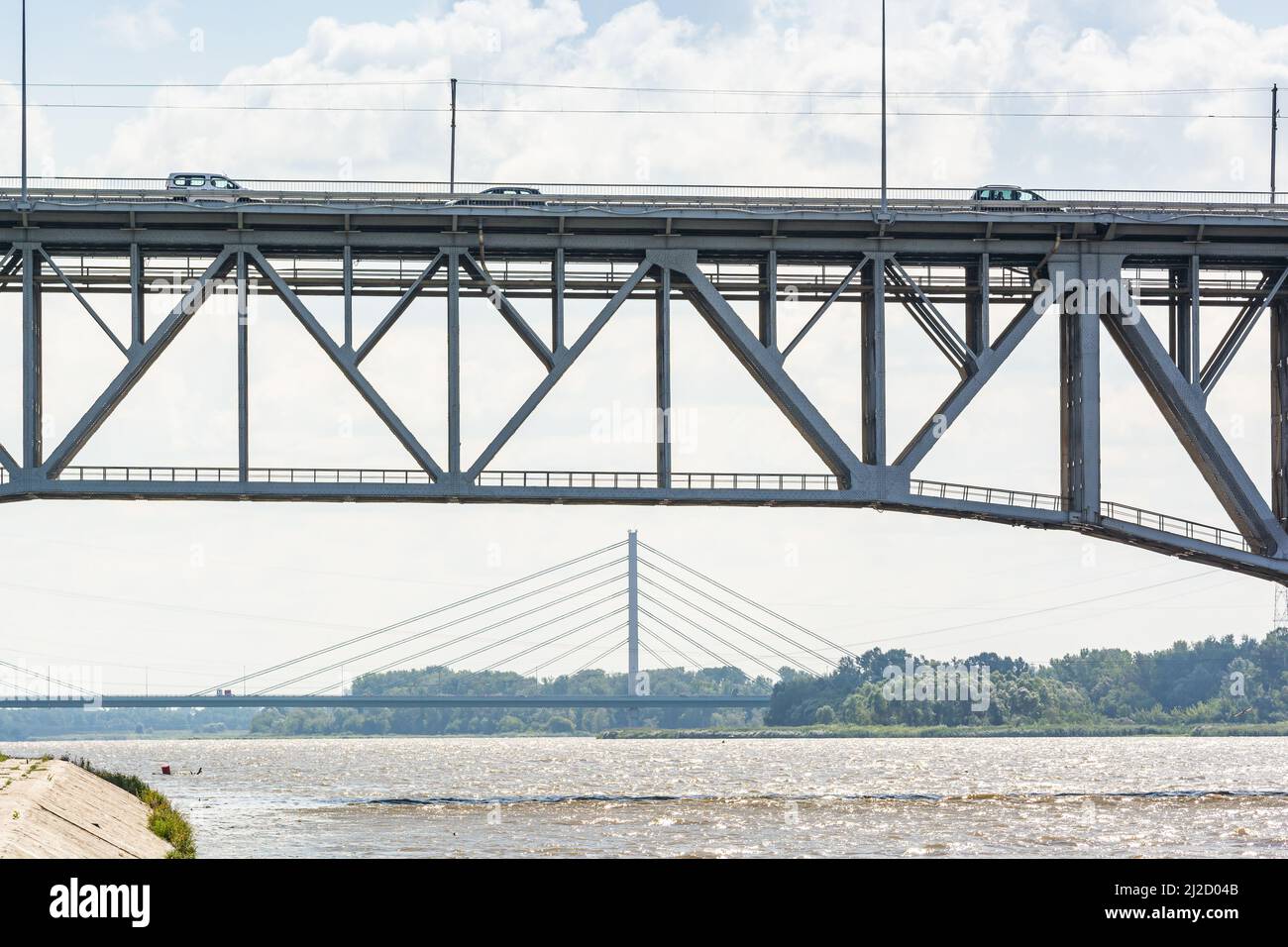 Plock, Polonia - 12 agosto 2021. Ponte iluminato più lungo d'Europa - Legioni del Maresciallo Jozef Pilsudski Ponte sul fiume Vistula in estate Foto Stock